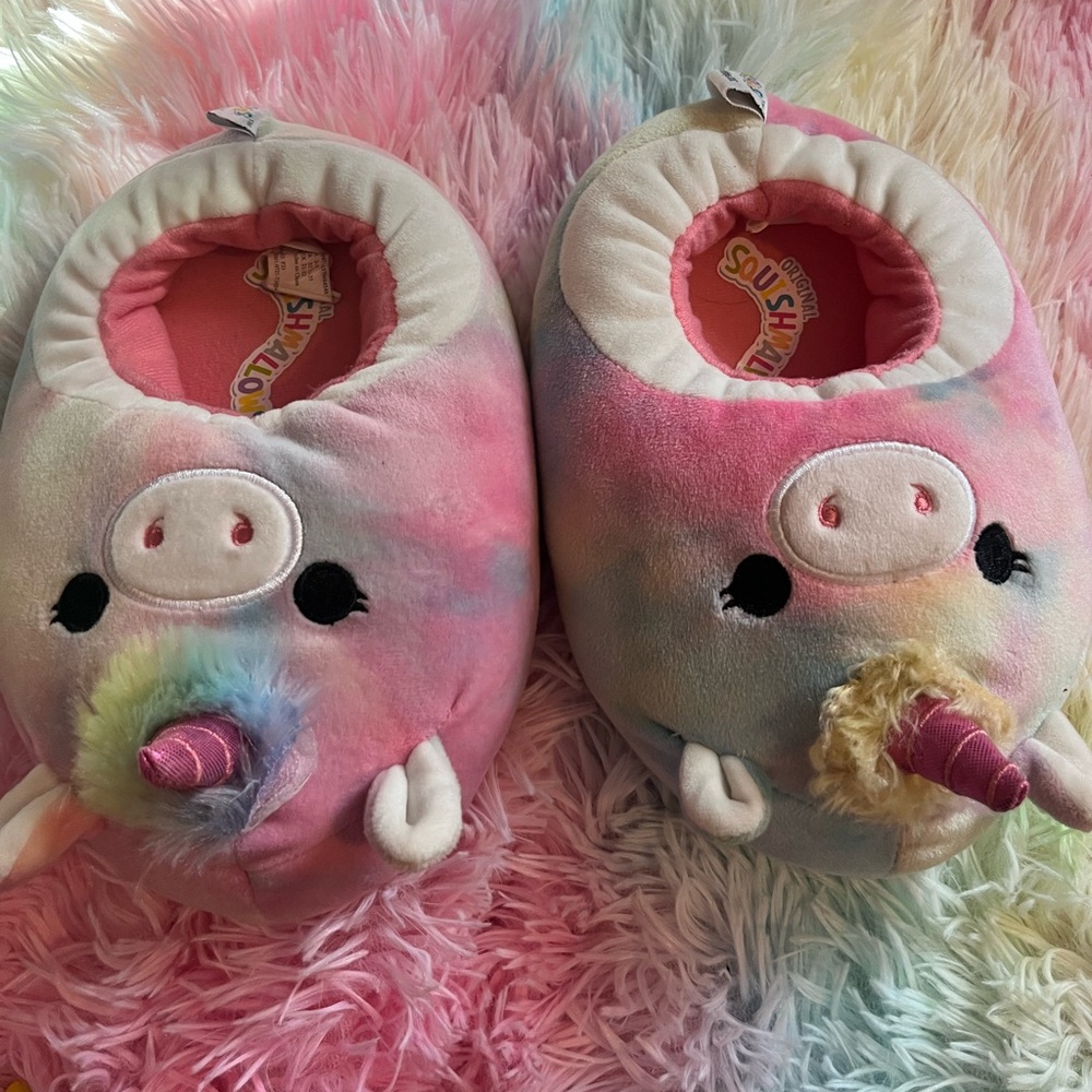 Girls slippers.